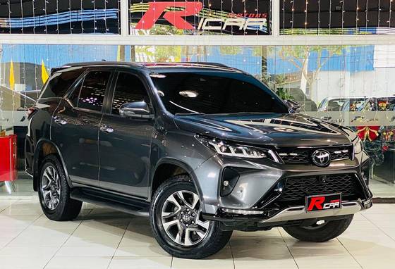 TOYOTA HILUX SW4 2.8 D-4D TURBO DIESEL DIAMOND 7L 4X4 AUTOMÁTICO TOYOTA HILUX SW4 2.8 D-4D TURBO DIESEL DIAMOND 7L 4X4 AUTOMÁTICO